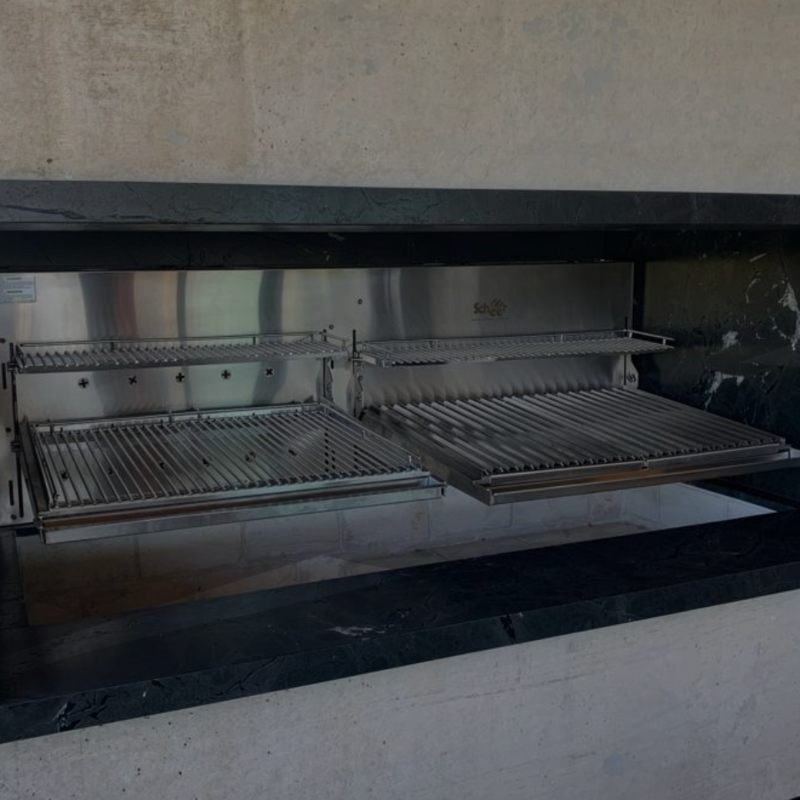 Escolha como quer usar: churrasqueira + grelha ou 100% parrilla